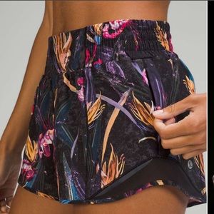 Lululemon Hotty Hot High-Rise Lined Short 4"
Veiled Floral Black Multi size 8